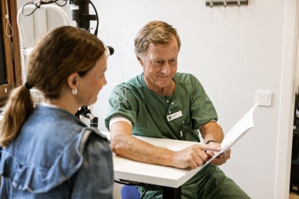 Ögonläkare samtalar med patient