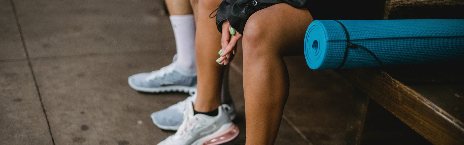 Personer sitter och väntar på träningspass. Personer sitter och väntar på träningspass.