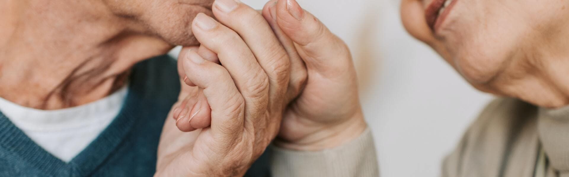 Närbild på ett äldre par som ömsint tittar varandra i ögonen