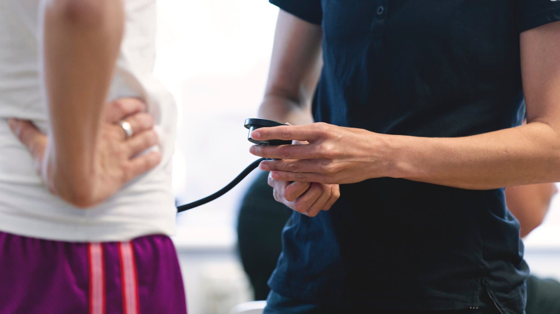 Vårdpersonal utför hälsoundersökning