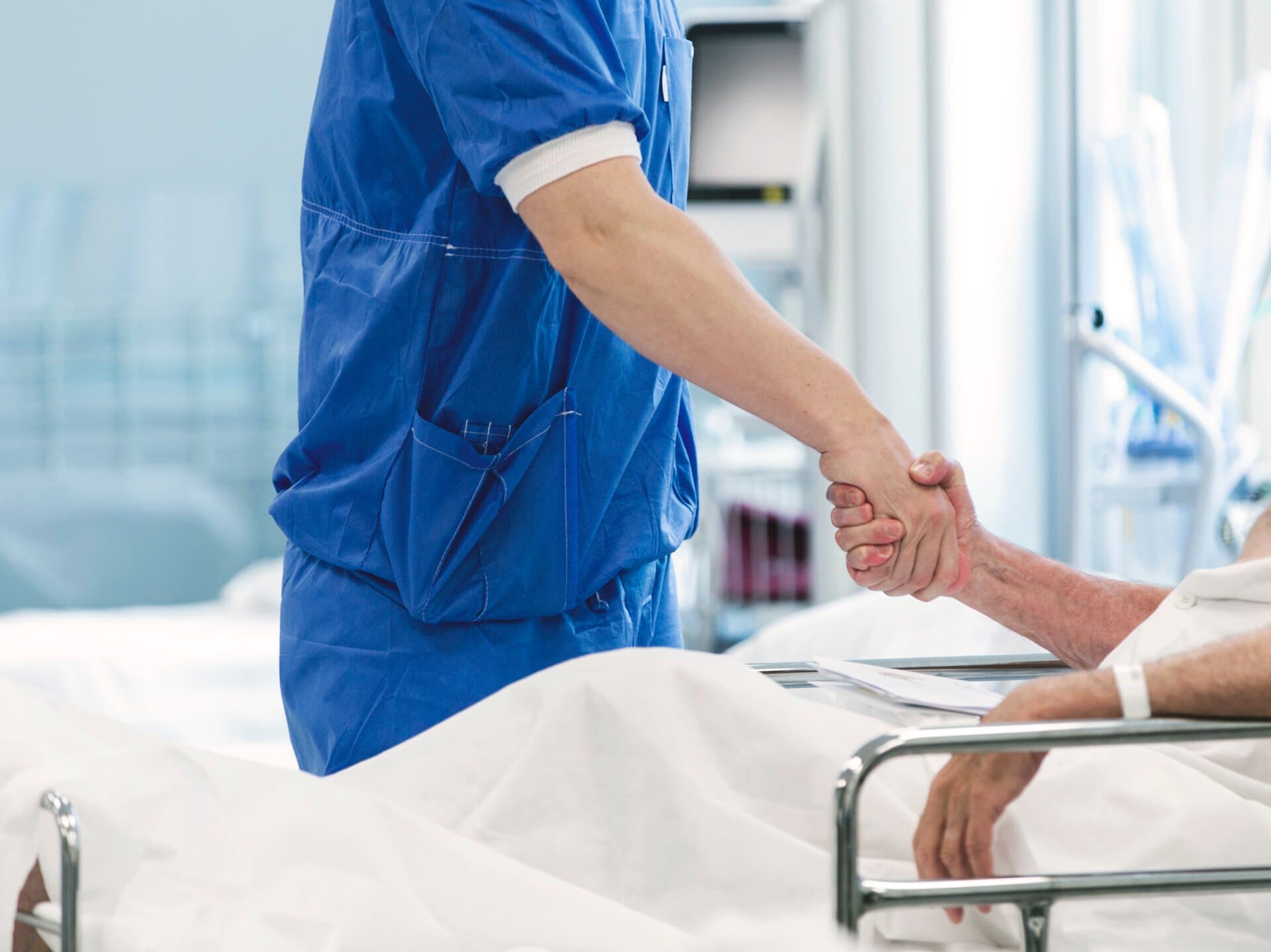 Läkare besöker patient på uppvak