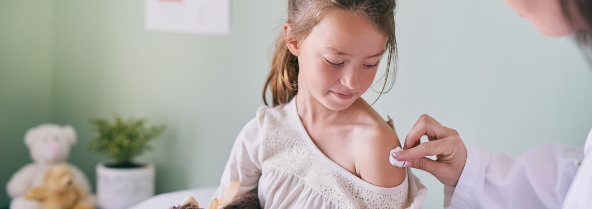 Flicka får vaccination