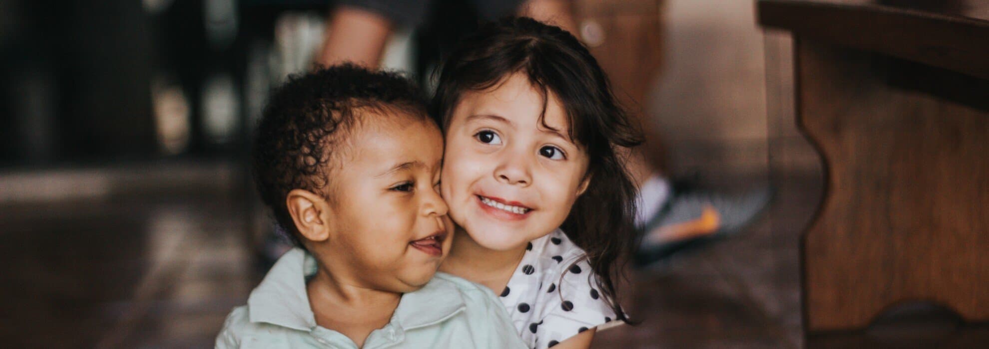 Två barn som sitter på golvet Två barn som sitter på golvet