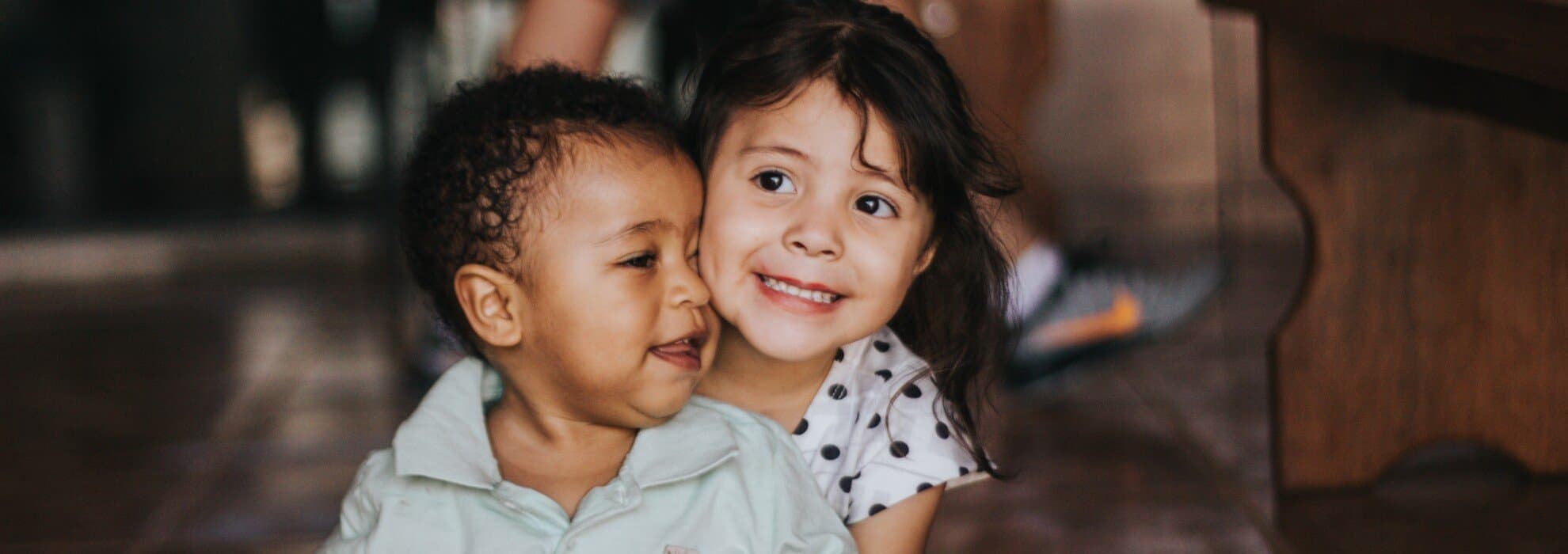 Två barn som sitter på golvet Två barn som sitter på golvet