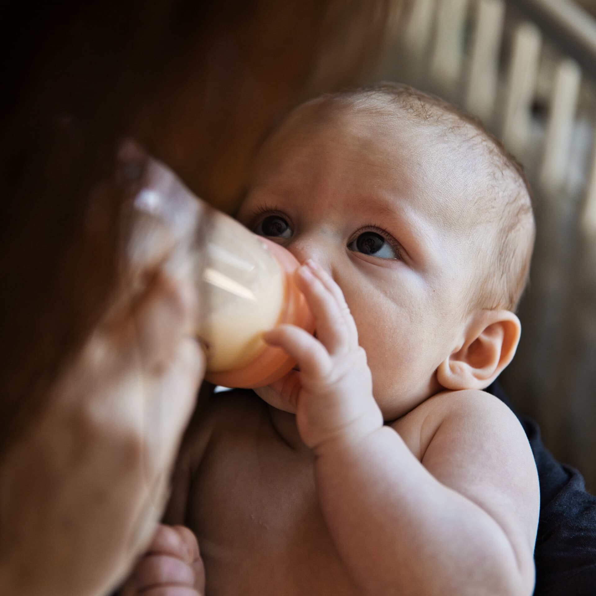 barn som matas med flaska barn som matas med flaska