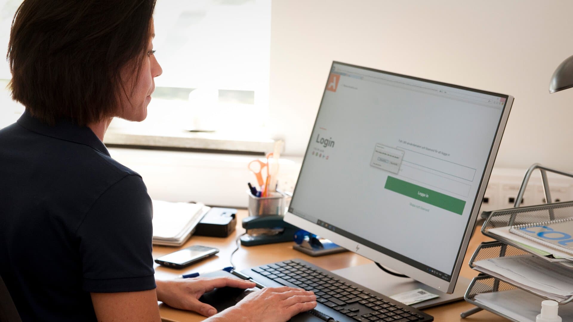 Kvinna skriver på dator