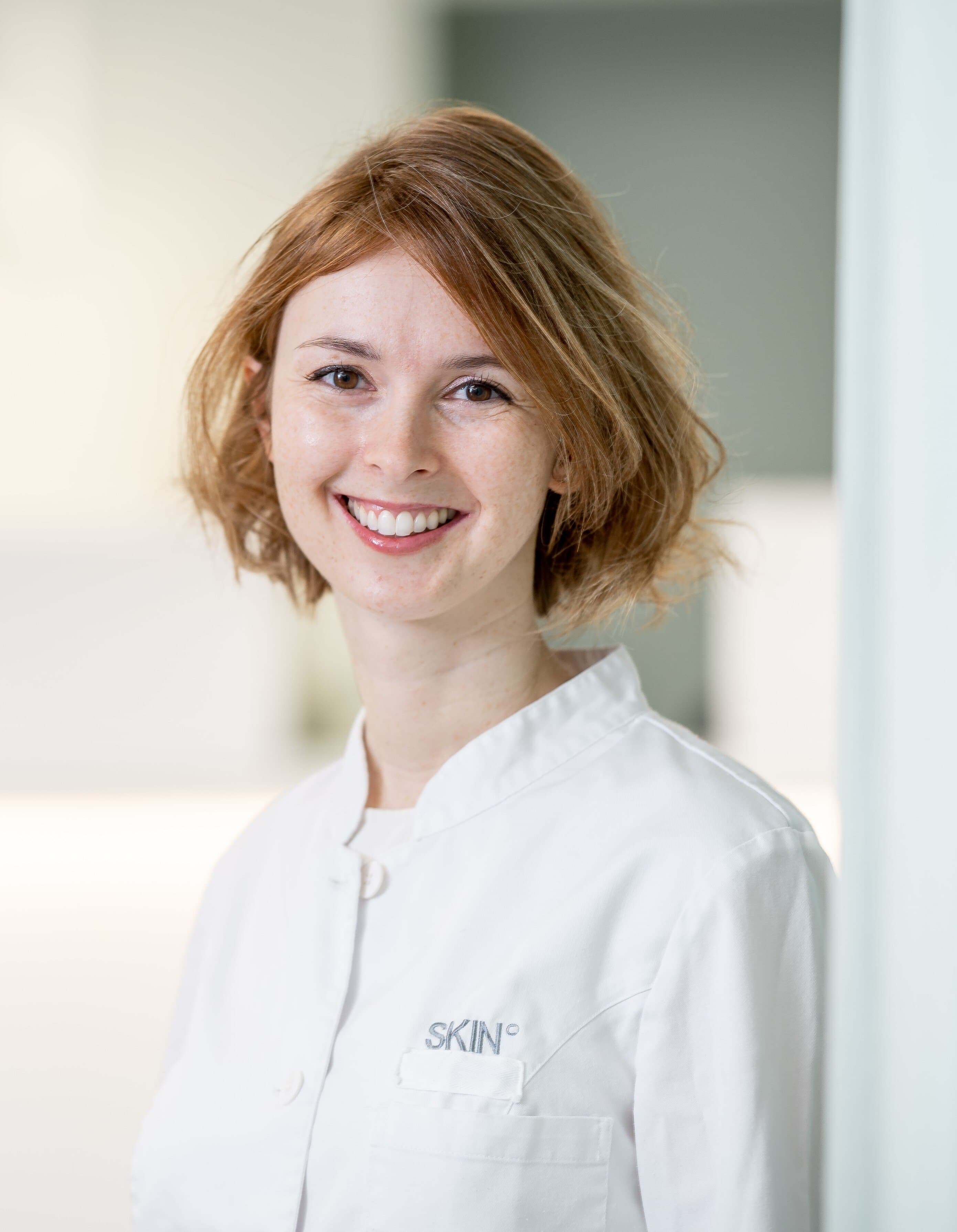 Specialistläkare i dermato-venereologi (hud-och könssjukdomar) sedan 2021. Legitimerad läkare sedan 2015. Karolina Wojewoda