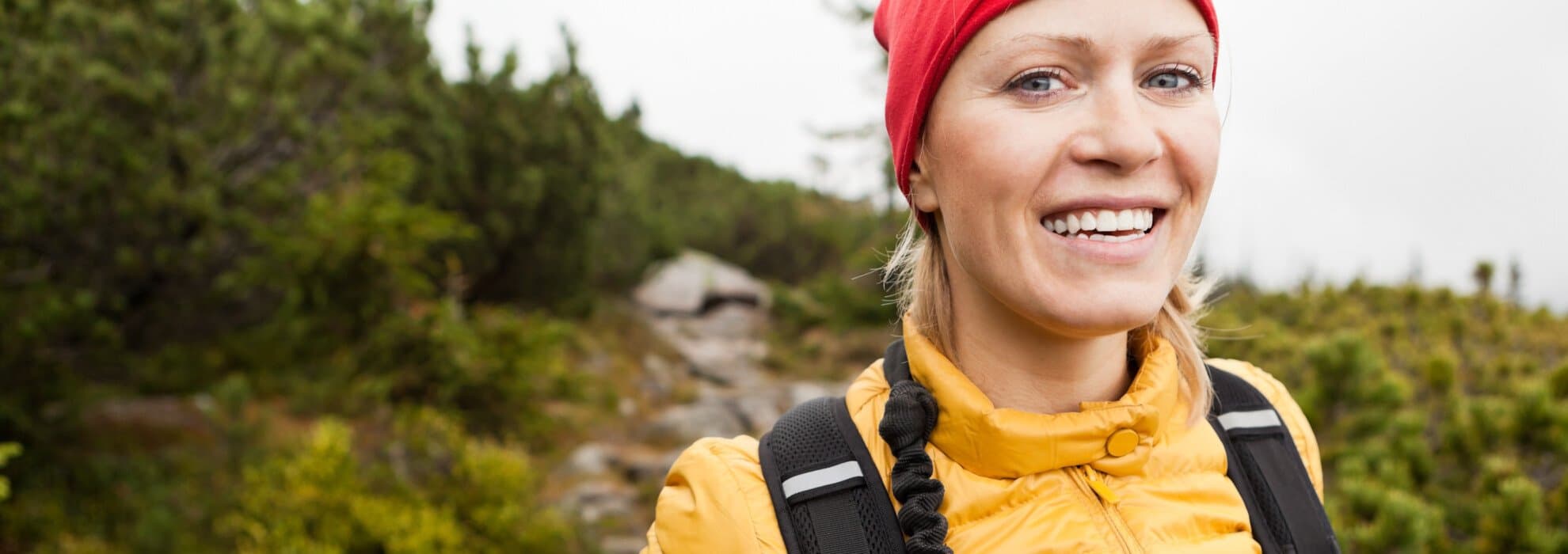 Kvinna vandrar i naturen