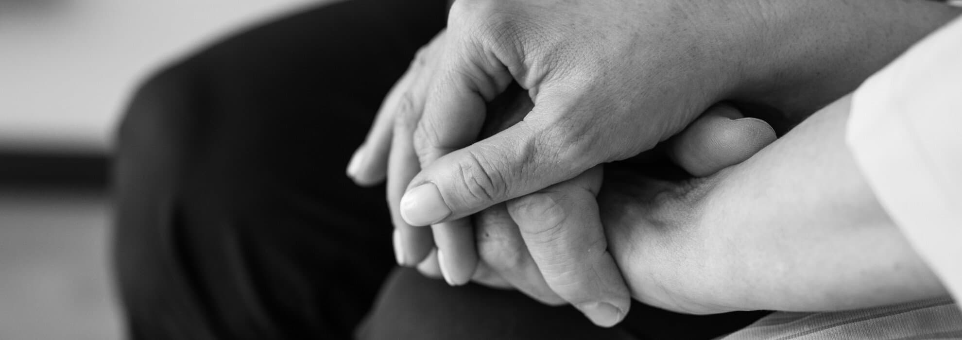 Händer som håller i varandra