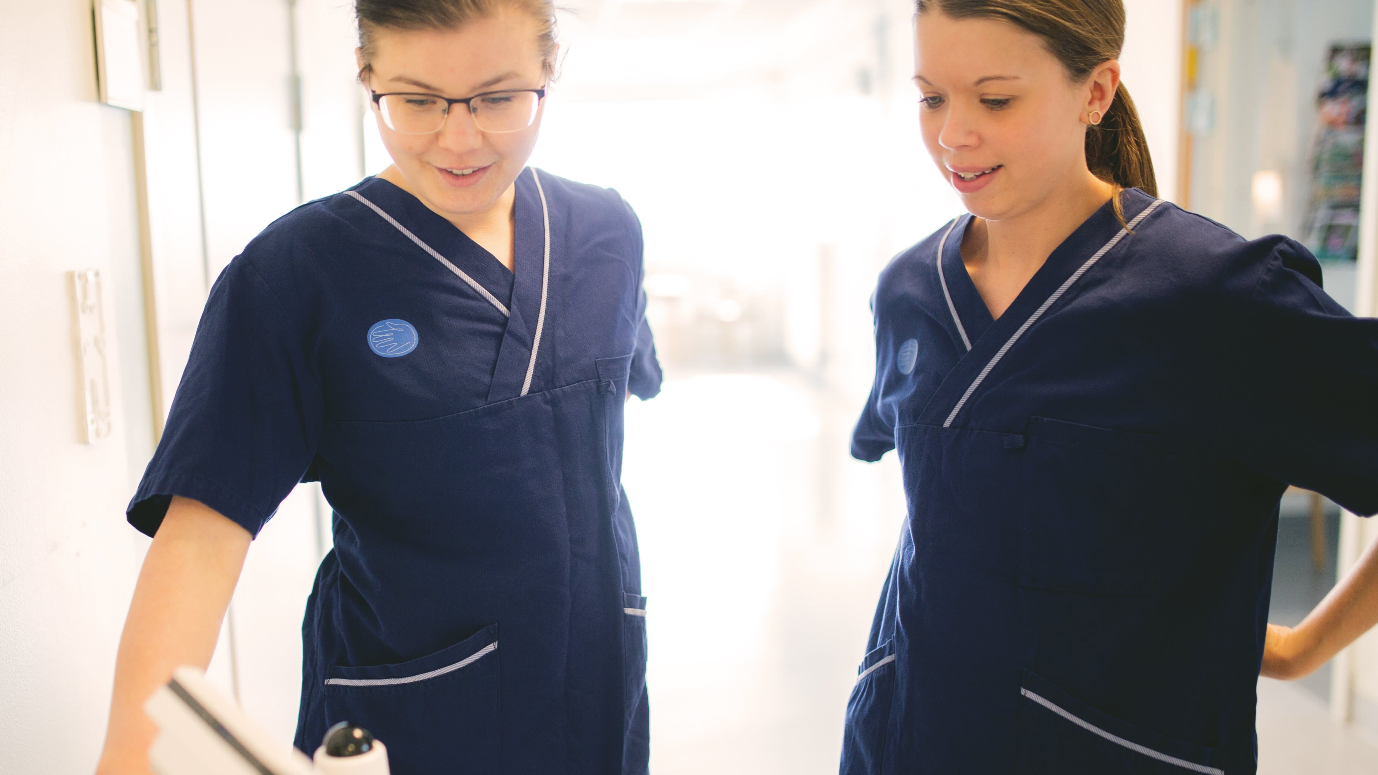 Två kollegor som pratar