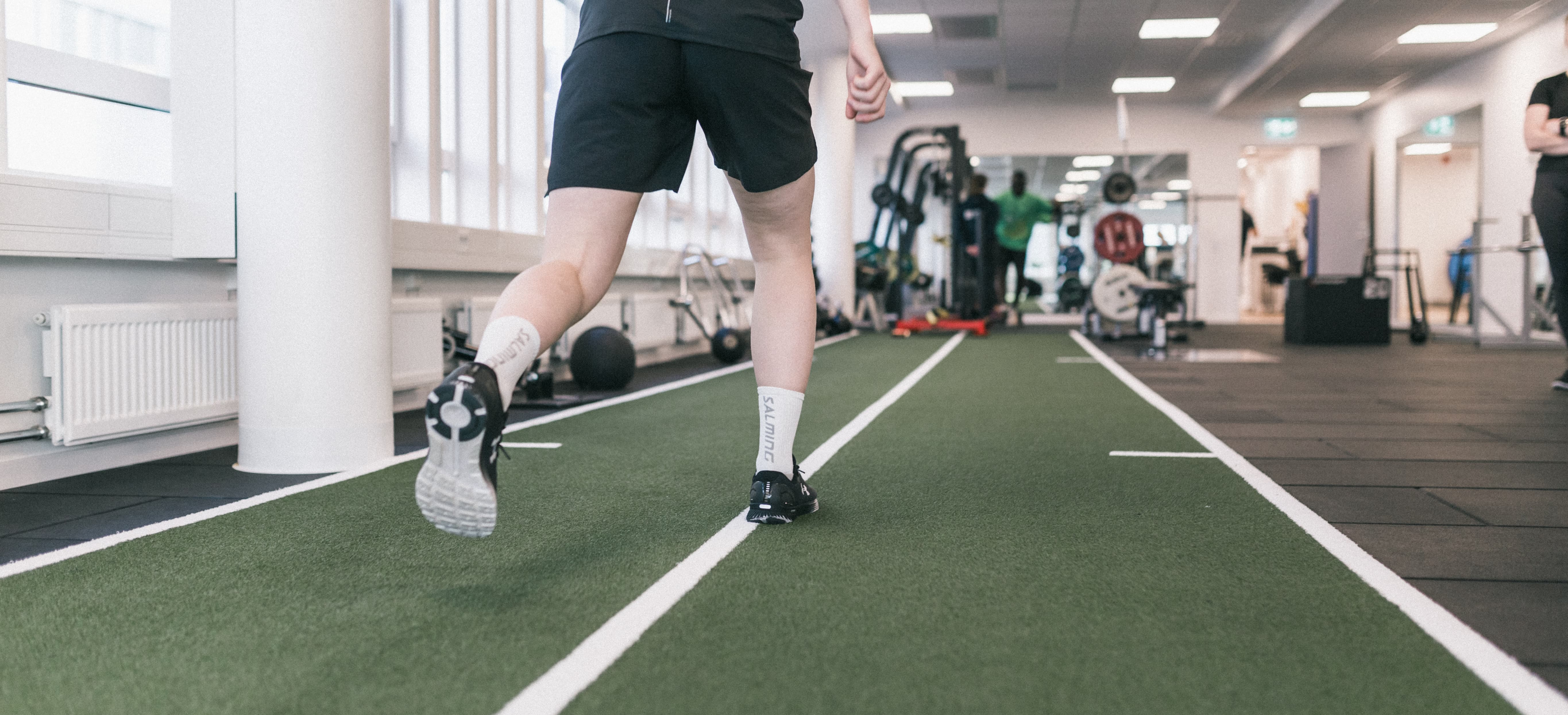 Patient på undersökning med fysioterapeut