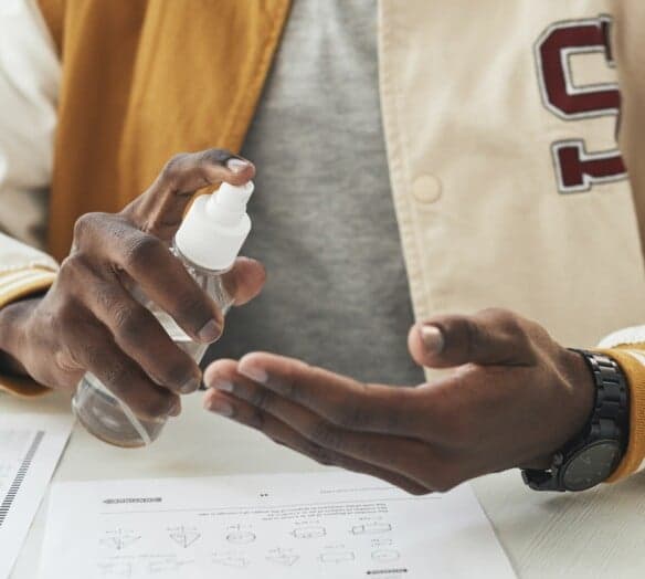 Student spritar händerna