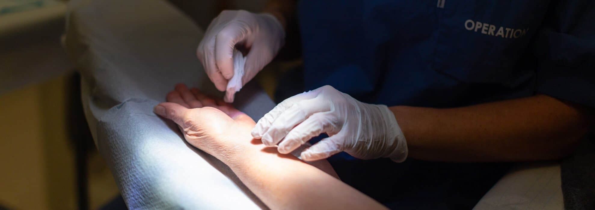 Läkare märker ut hudförändring