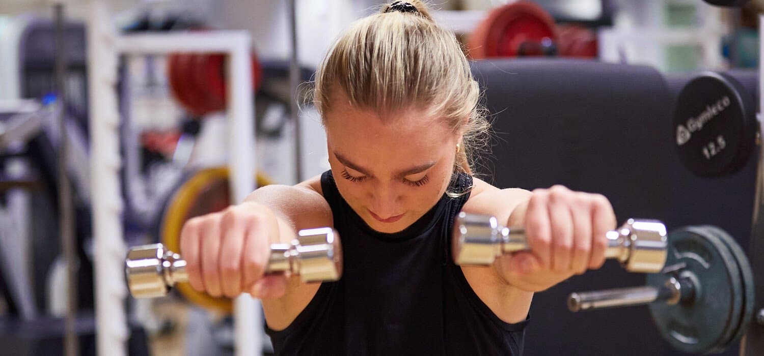 Kvinna som gör övning med hantlar Kvinna som gör övning med hantlar
