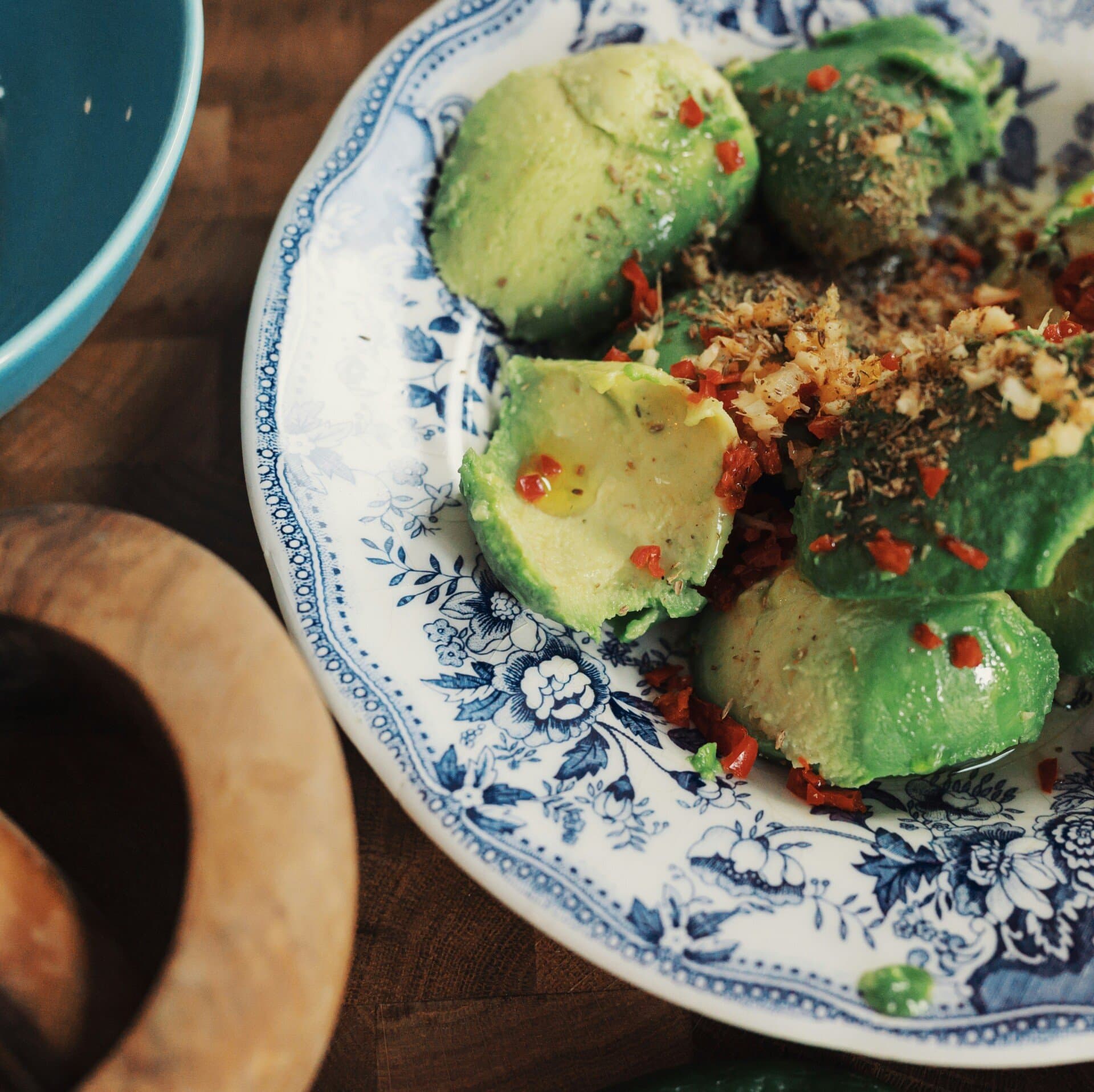 bild på tallrik med avocado bild på tallrik med avocado