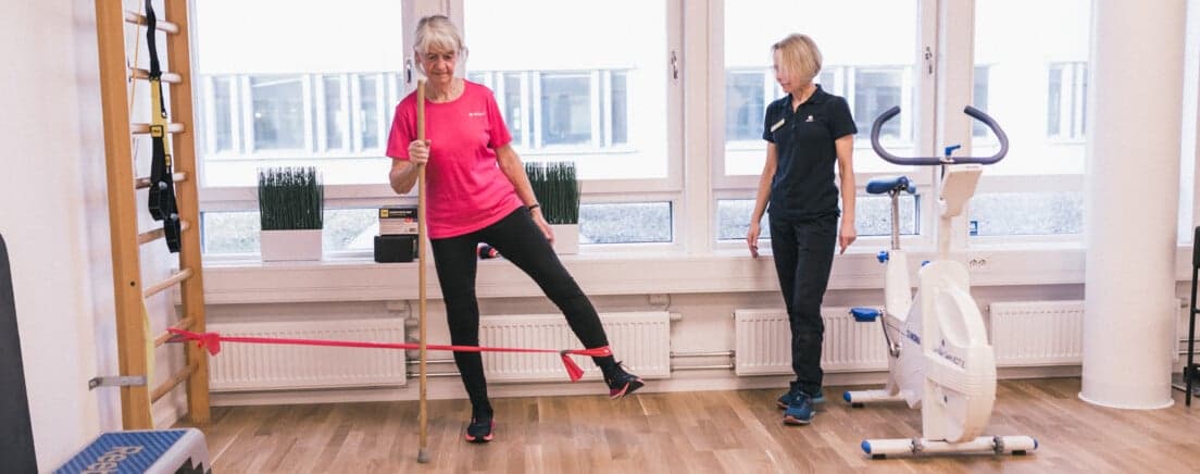 patient gör rehabövningar med sin fysioterapeut