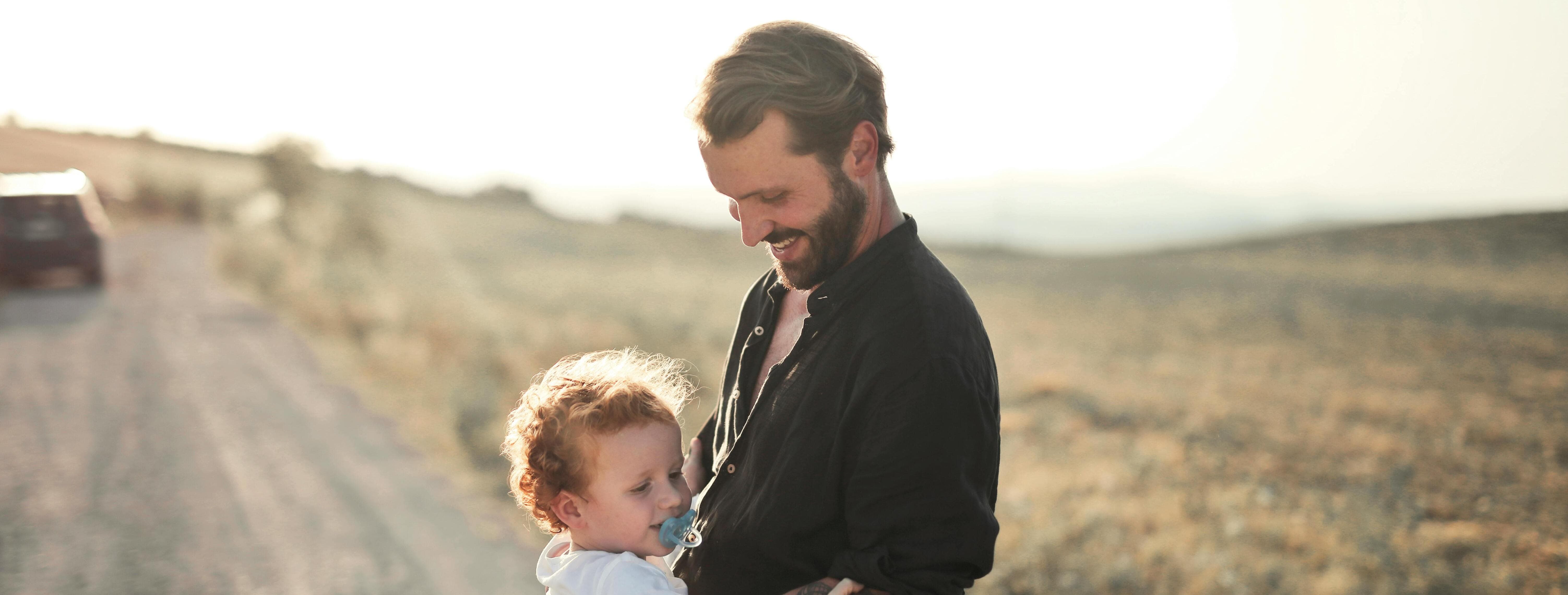 Pappa som håller sitt barn