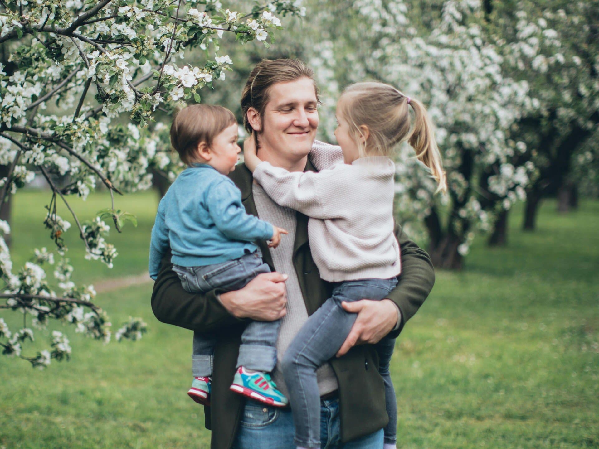 Man som bär två barn.