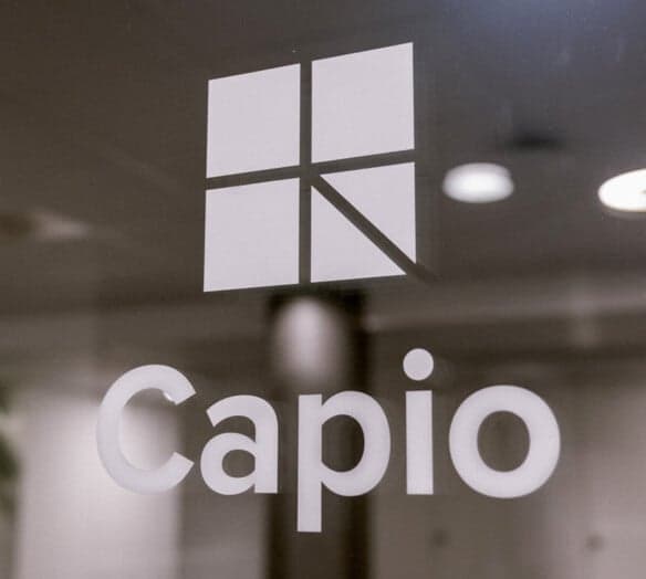 Capios logotyp på fönster