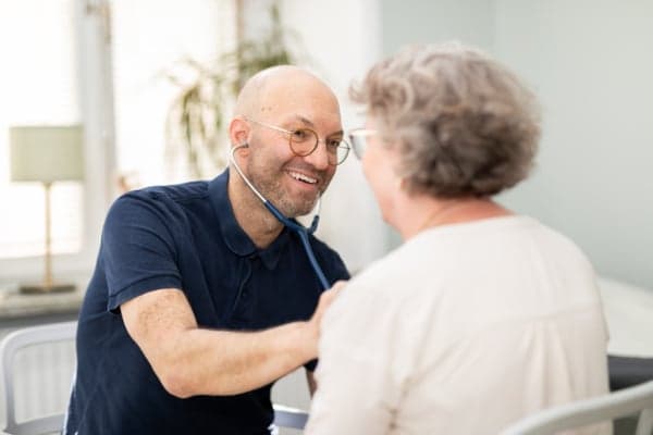Läkare undersöker patient