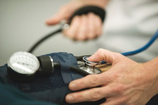 Mätning av blodtrycket vid en hälsoundersökning. Mätning av blodtrycket vid en hälsoundersökning.