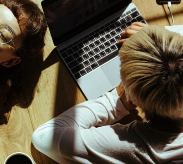 Barn som sitter vid laptop Barn som sitter vid laptop