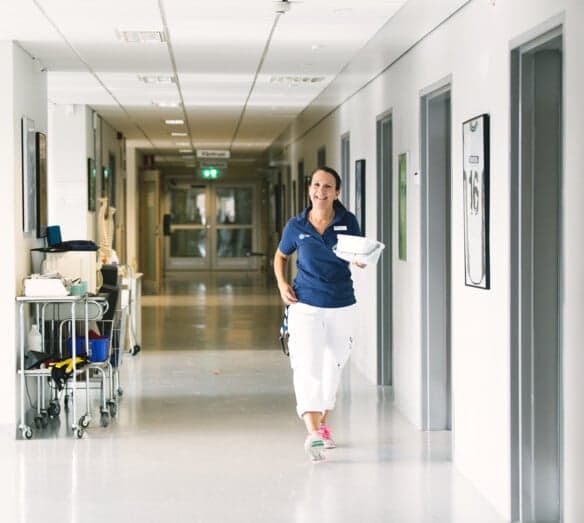 Medarbetare i korridor