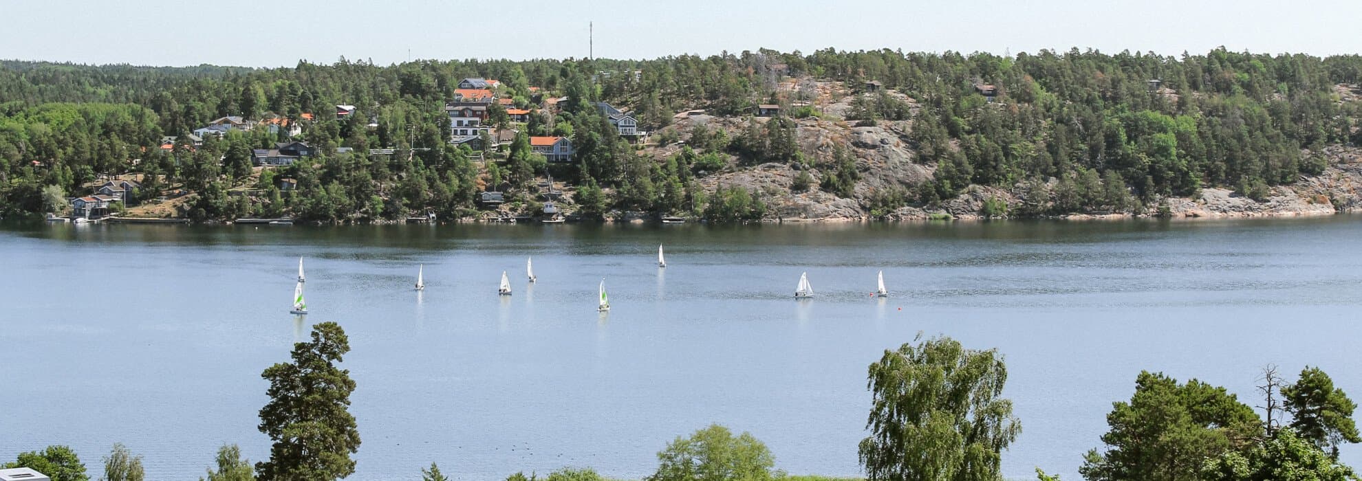 Utsikt från Sollentuna sjukhus, segelbåtar i vattnet