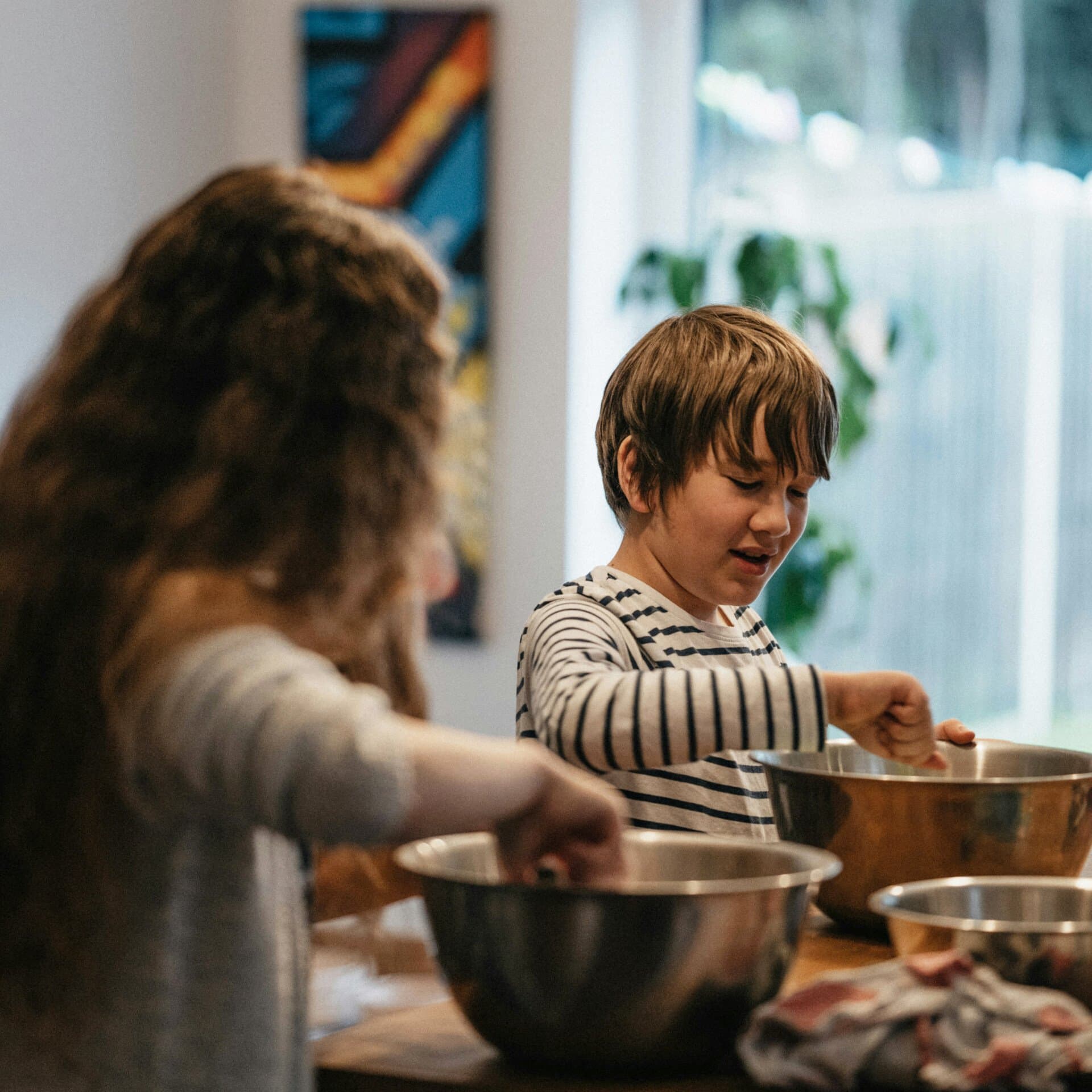 Barn står i köket Barn står i köket