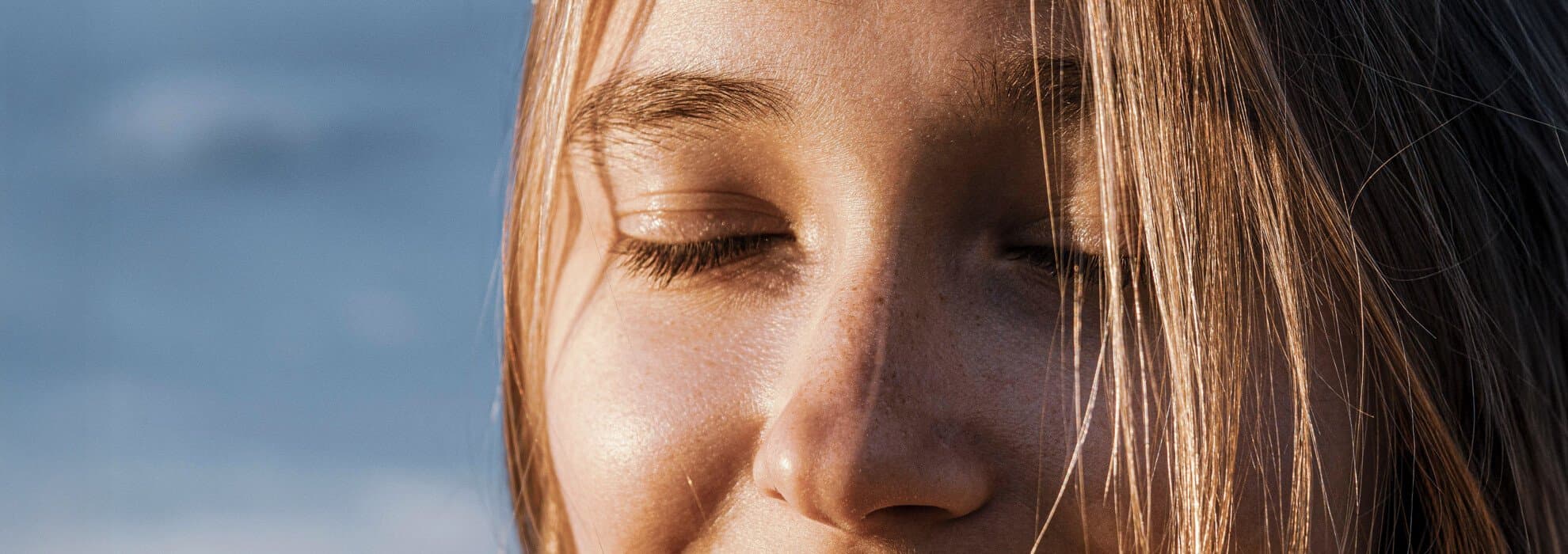 närbild på kvinnas ansikte