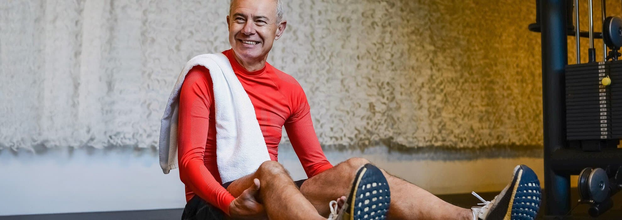 Man sitter på golvet i träningskläder