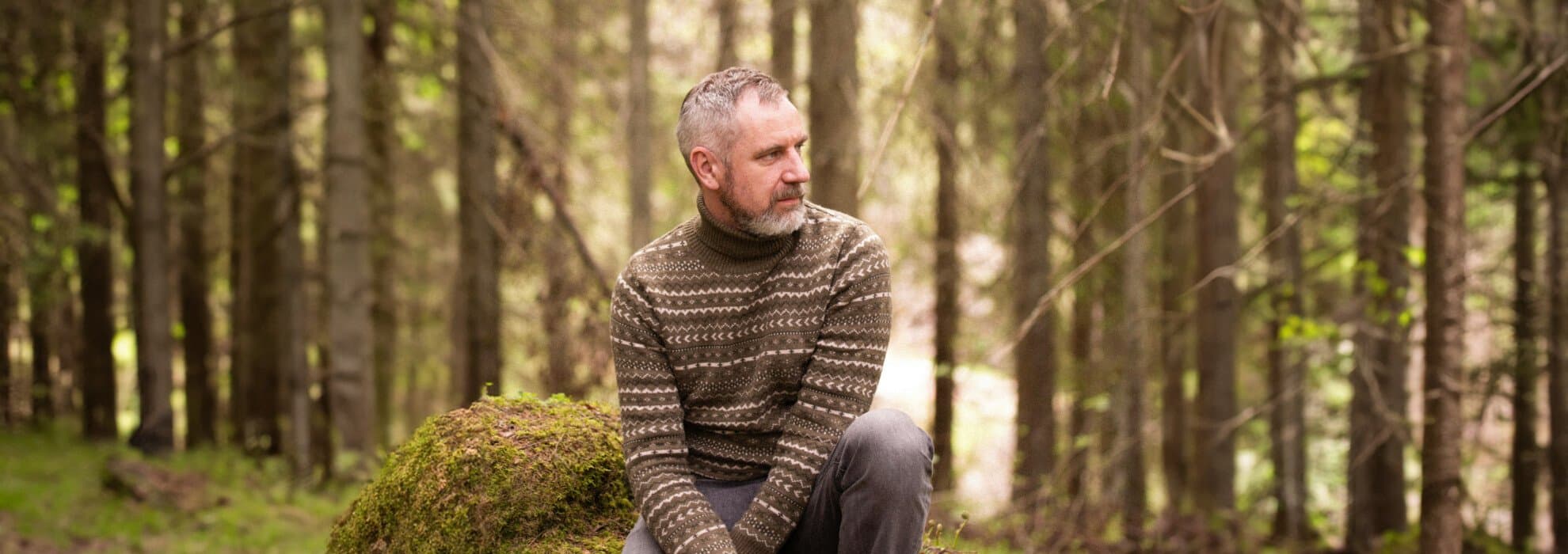 Man sitter i skogen med hund Man sitter i skogen med hund