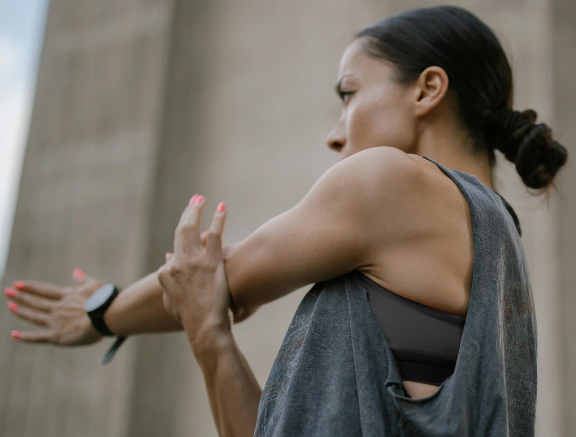 Kvinna som stretchar Kvinna som stretchar