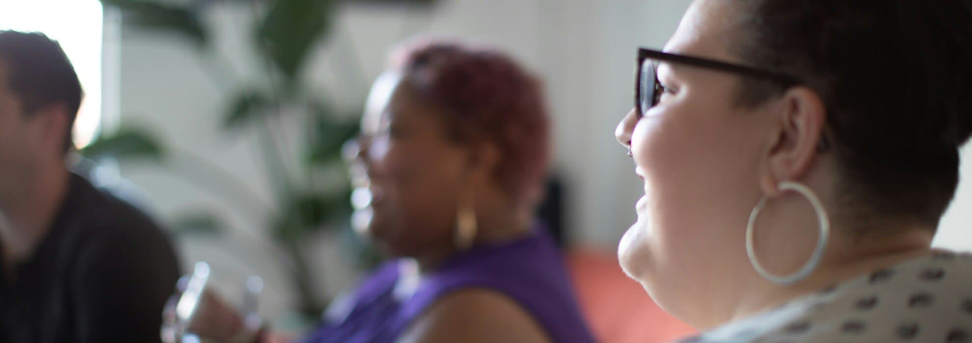 kvinnor som samtalar kvinnor som samtalar