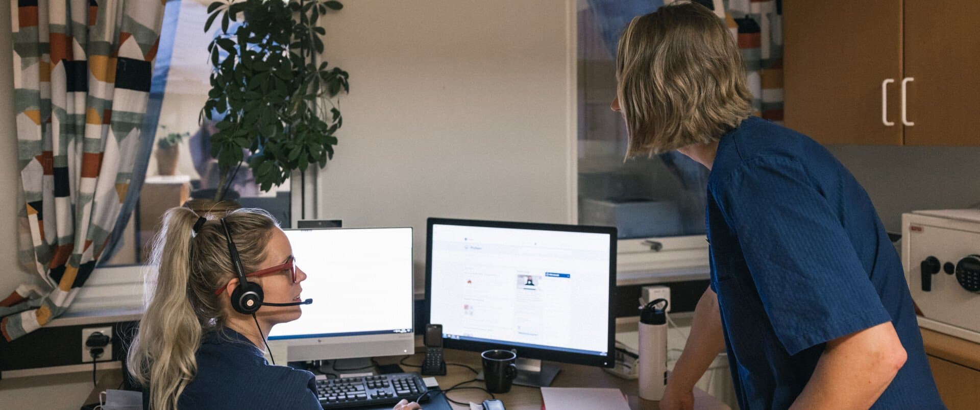 Två personal framför dator Två personal framför dator