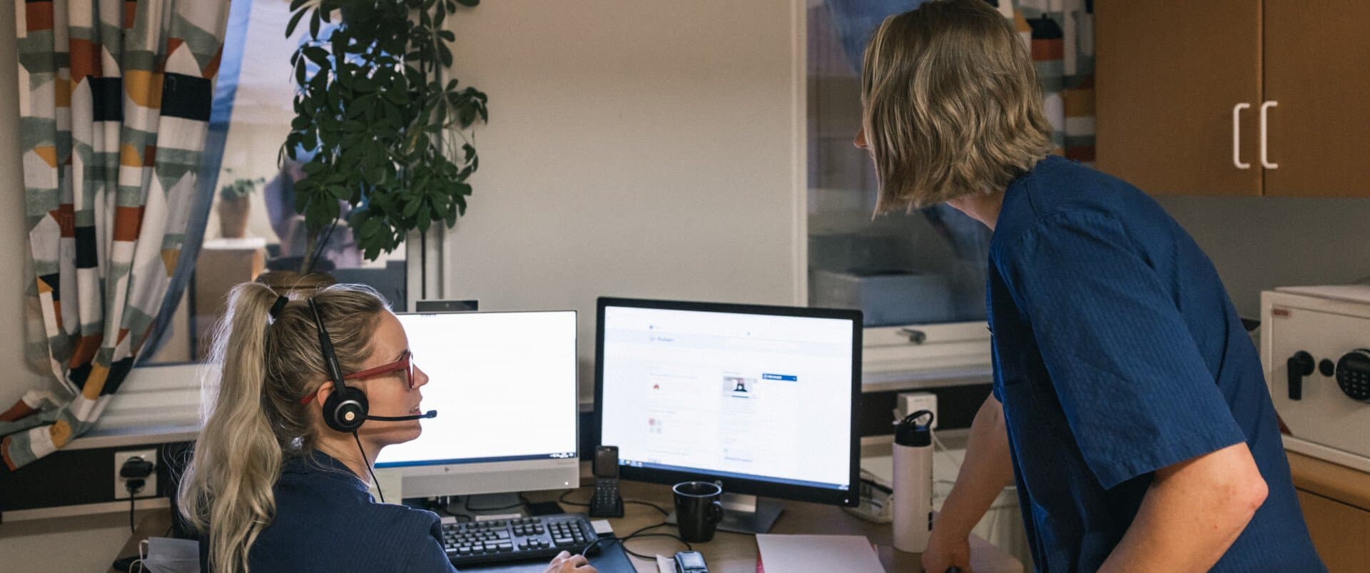 Två personal framför dator Två personal framför dator