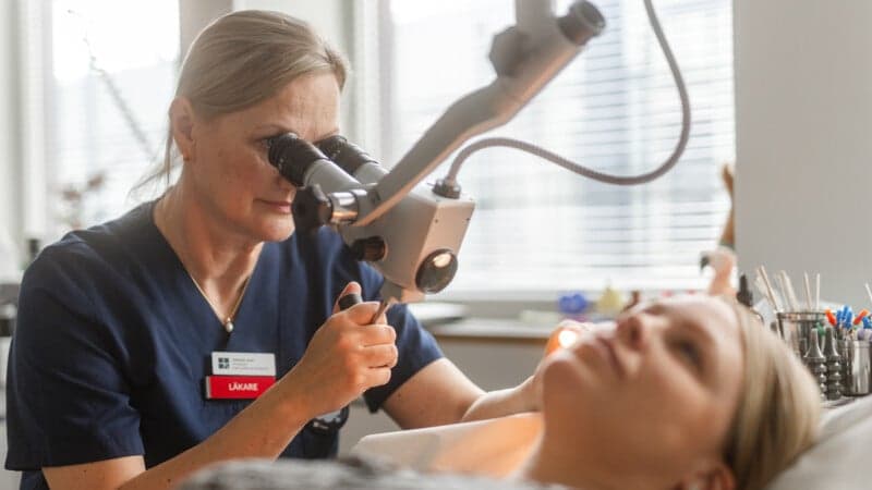 läkare undersöker patient läkare undersöker patient