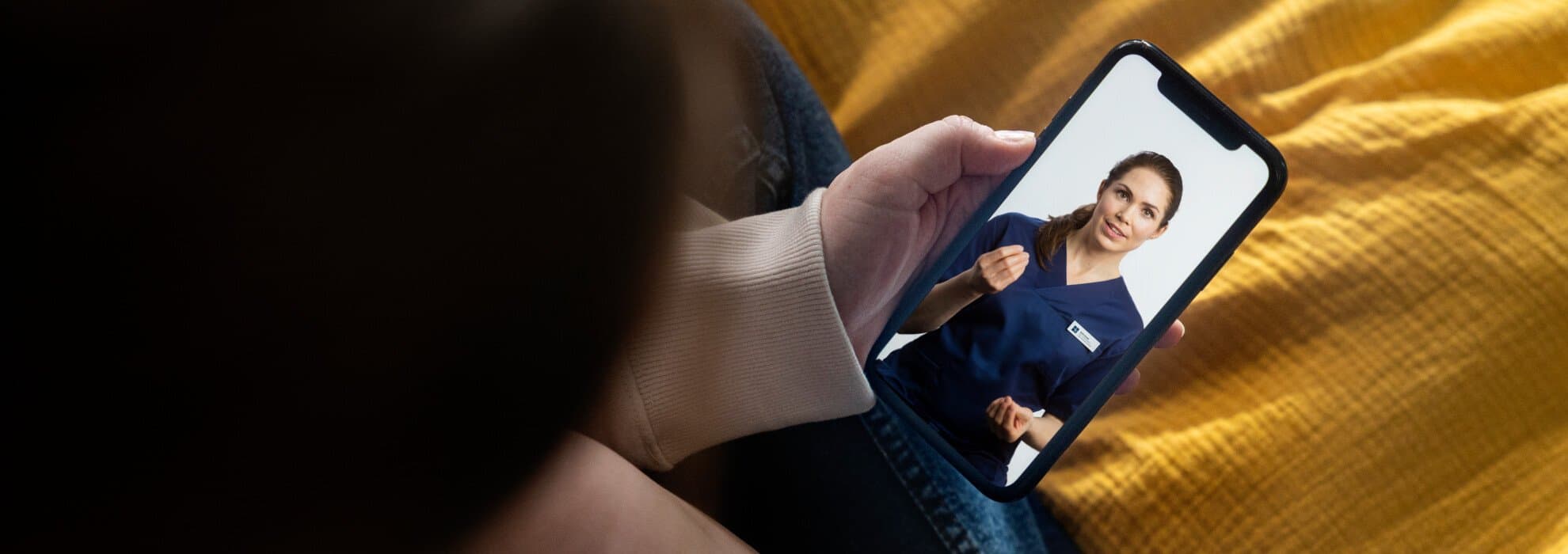 mobiltelefon visar digital vård coh videosamtal med läkare mobiltelefon visar digital vård coh videosamtal med läkare