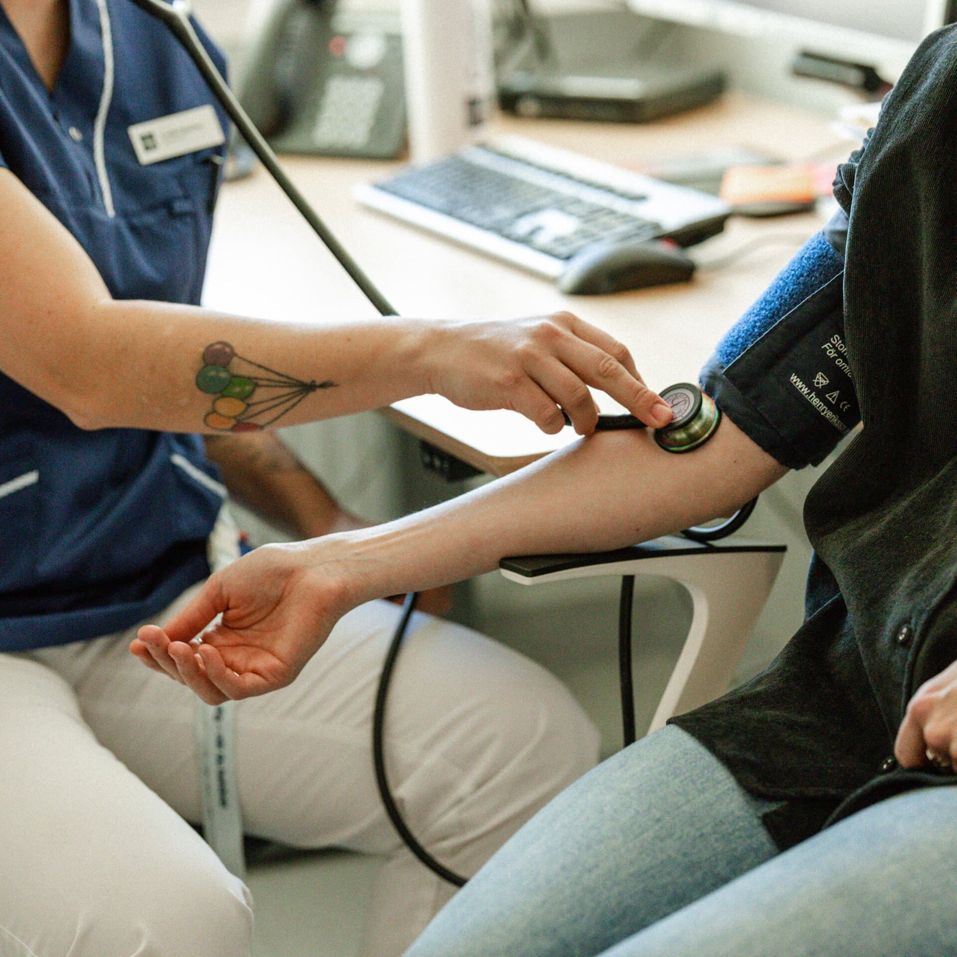 Bild på två armar och ett stetoskop Bild på två armar och ett stetoskop