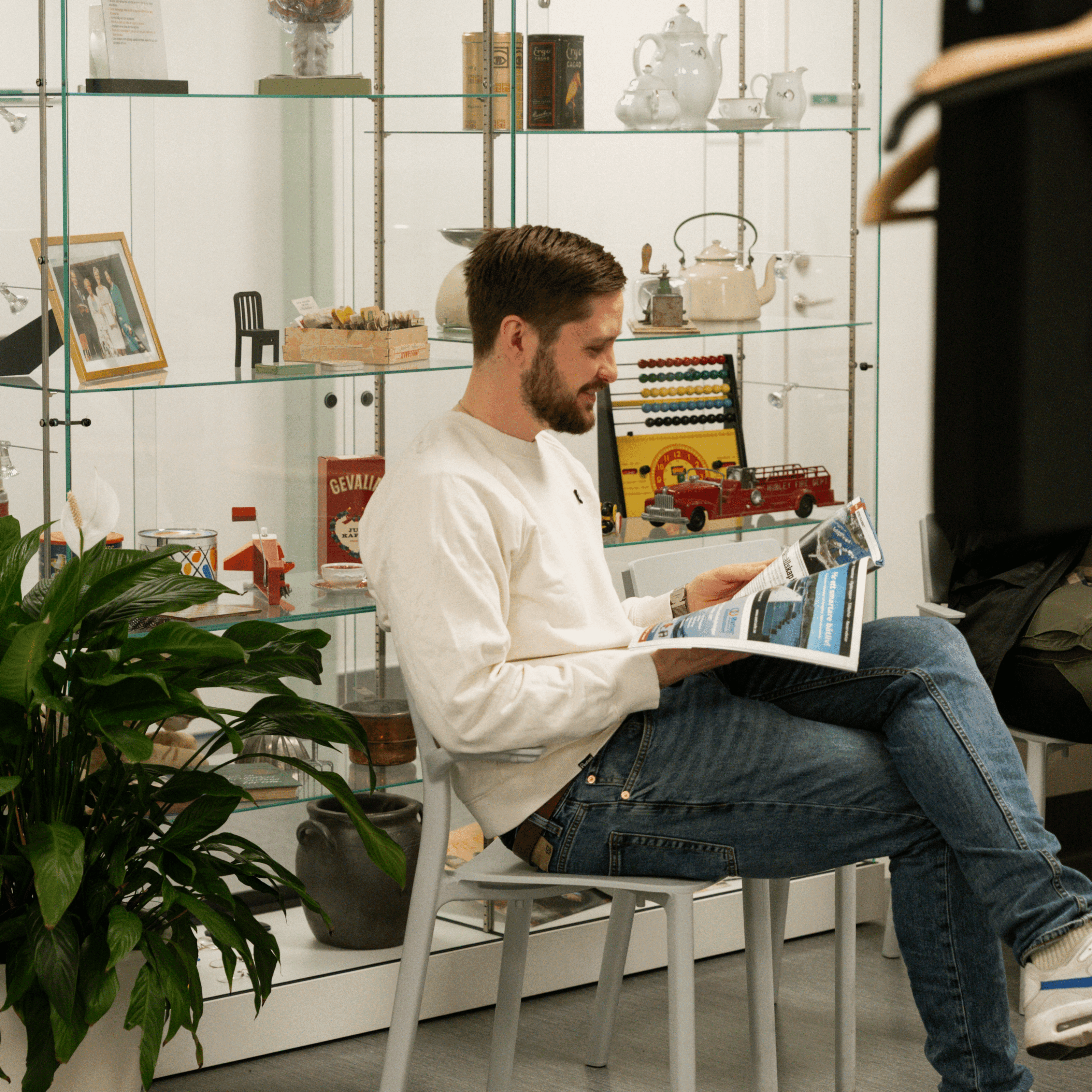 Person som sitter och läser